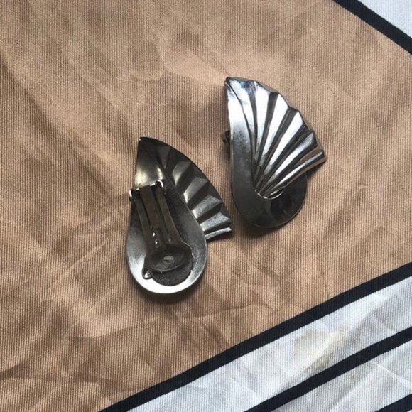 Clip on earrings - Picture 2 of 2